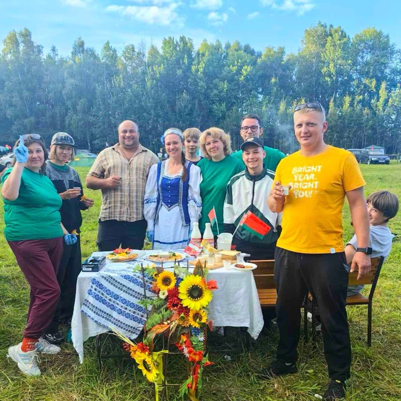 Коллектив завода за столом на поляне